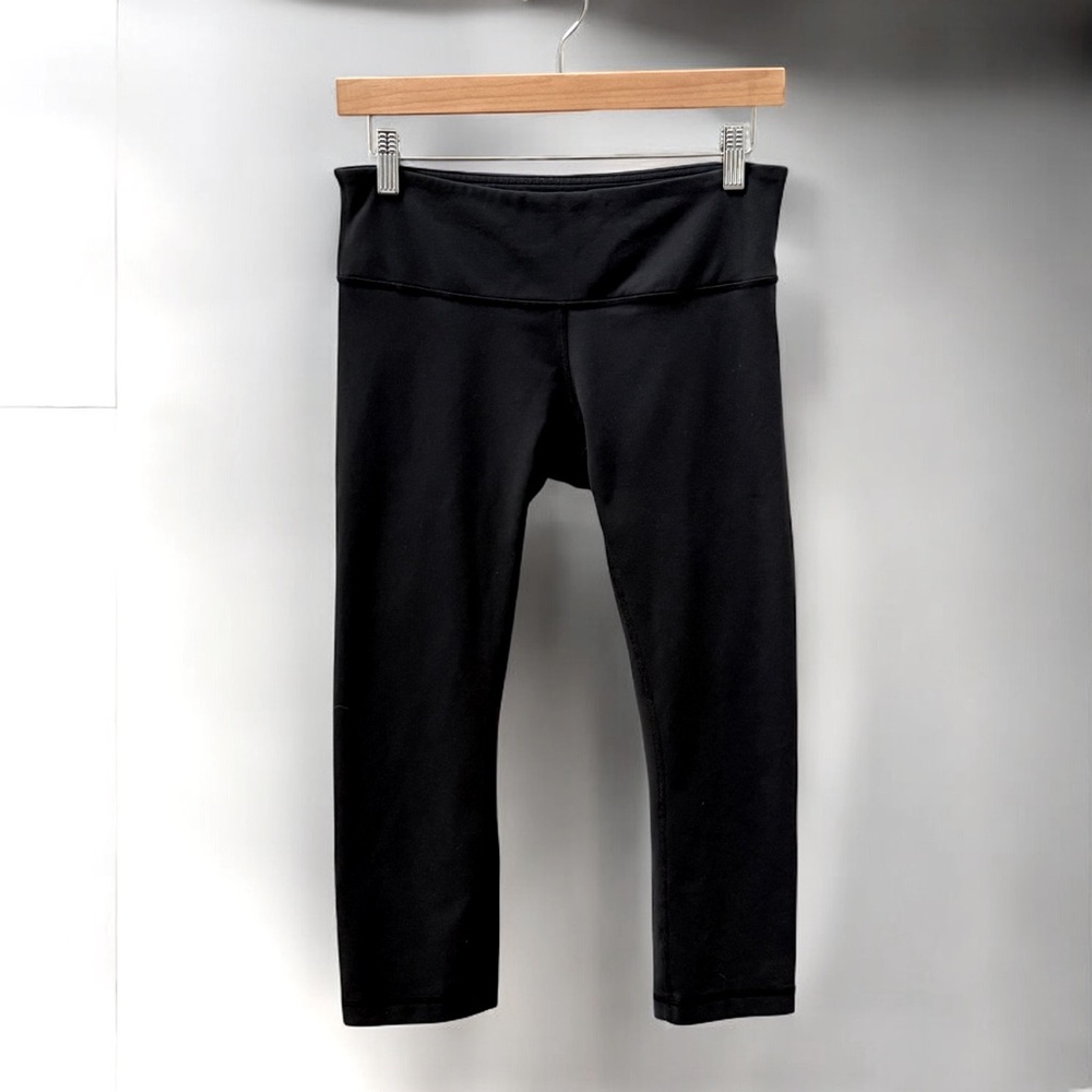 Women’s Lululemon Cropped Black Leggings! Size 6! - Picture 2 of 5